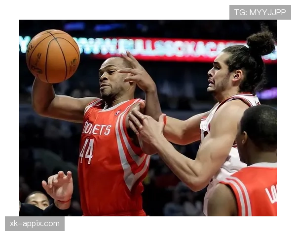 海耶斯内线强攻主导禁区，对比同期中锋拉开效率差距